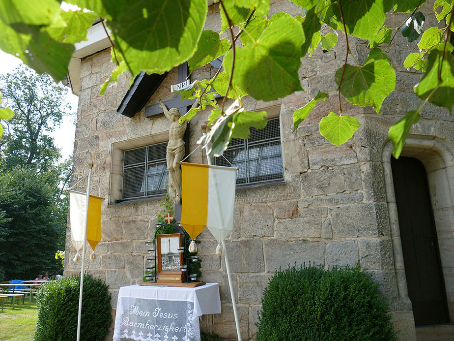 Nachfeier des Mährisch-Neustädter Wachsstockfestes an der Weingartenkapelle (Foto: Karl-Franz Thiede)